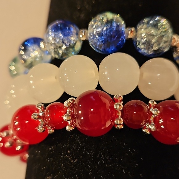 3 Patriotic Red, White & Blue Glass Beads wSilvertone Accents Stretch Bracelets. - Picture 4 of 6